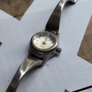 1980s Vintage Silver Quartz Wearable Watch
